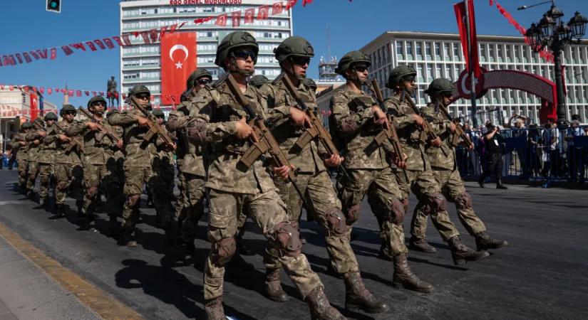 A török hadsereg sokáig képes bizonyítékot kért a sorozáson a melegektől, hogy tényleg melegek