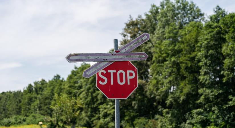 Ez a tíz kérdés megmutatja, mennyire ismered a közlekedési táblákat