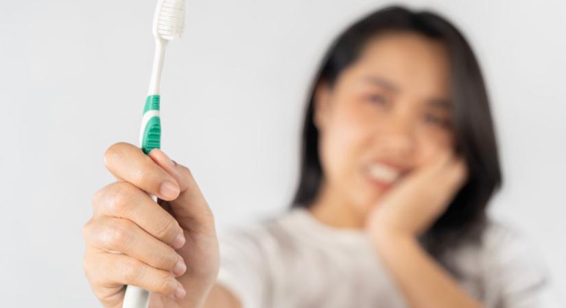 Súlyos következményei lehetnek, ha túl sokat vársz – ennyi idő után szabadulj meg a fogkefédtől
