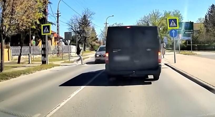 Mobilozó gyalogost ütöttek el majdnem Dunakeszin – centiken múlnak a balesetek