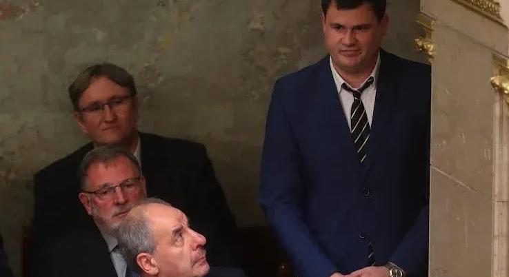 Magyar Péter felhívására lemondott a közmédia kuratóriumának egyik tagja