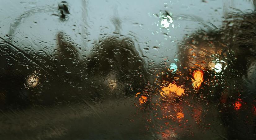 Esernyő, napszemüveg és kabát is kelleni fog a hétvégén