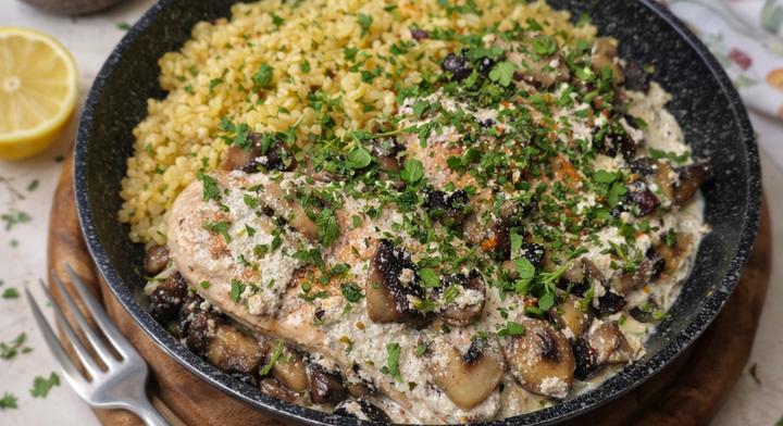 Joghurtos csirkemell gombával: gyors ebéd rohanós napokra