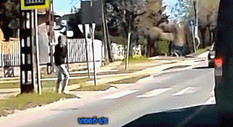 Centiken múlt, hogy elgázolják a zebrán telefonozó gyalogost