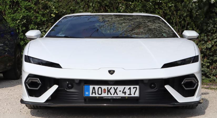 Ledobja a tetejét a Lamborghini első turbós szupersportautója