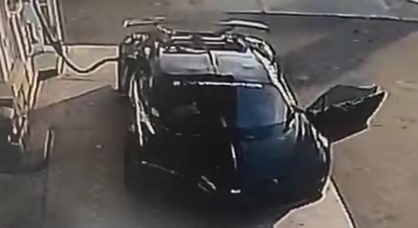 Fájdalmas bakit követtek el tankolás után egy Bugatti Chironnal