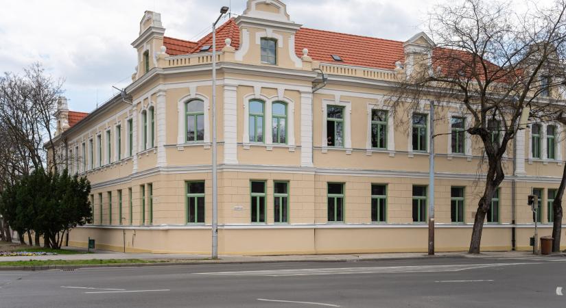 Életveszélyes állapotból újult meg a százéves iskolaépület Szekszárdon