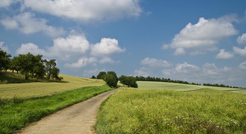 Napos, gomolyfelhős idő várható, helyenként záporokkal
