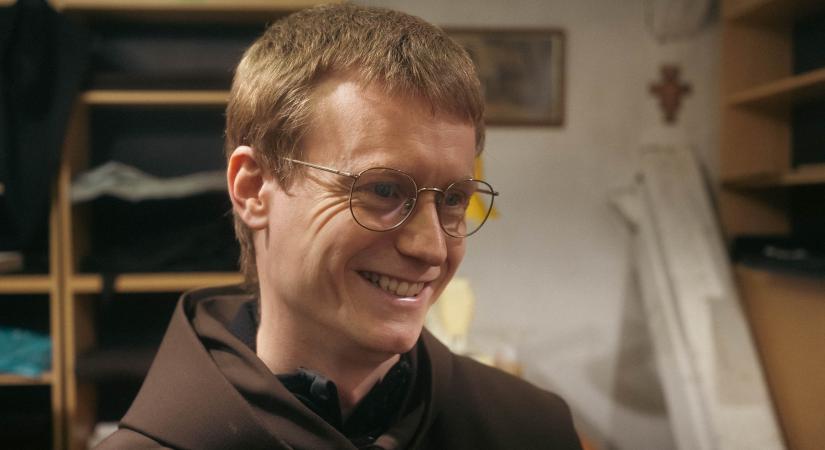 Tálas Simon testvér, aki a ferencesek habitusát szabja