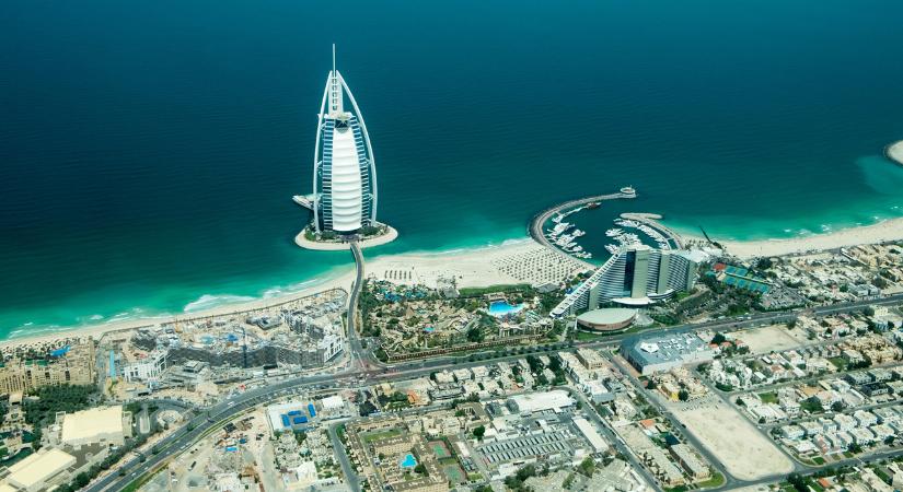 Bezár Dubaj leghíresebb szállodája, padlón a turizmus