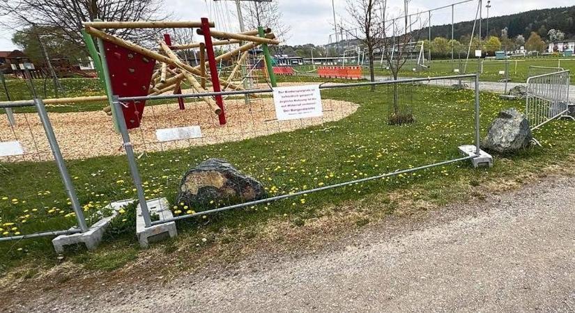 Azbeszt-ügy: már a játszóteret is bezárták