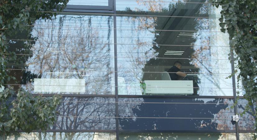 Tömegesen bocsátja el dolgozóit a Fidesz piszkos kampányait intéző trollfarm