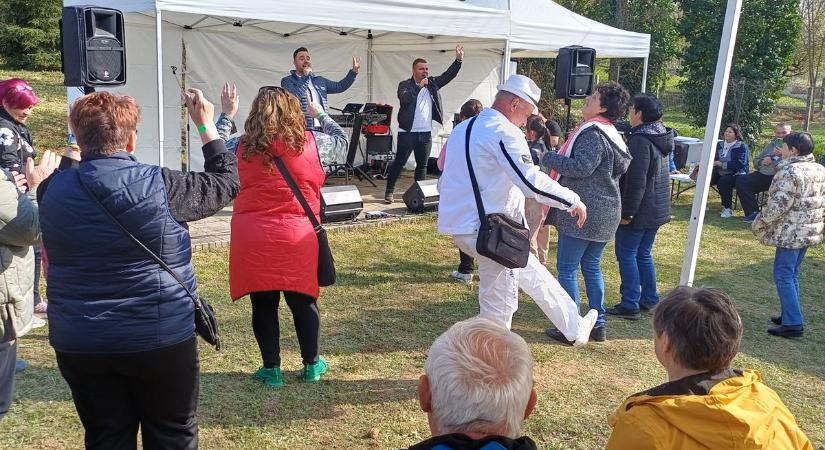 Még a fájós lábúak is táncra perdültek a tavaszköszöntőn