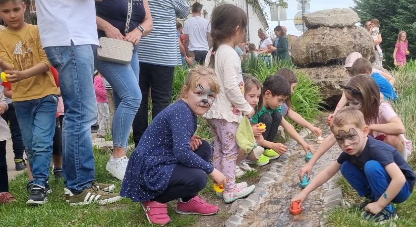 Ingyenes program Fejérben: Csobogó-party és ládavasút