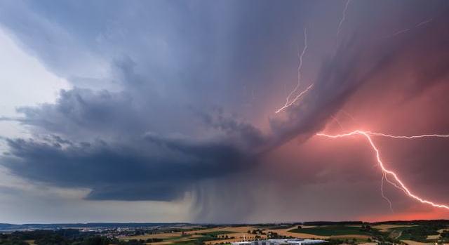 Riasztást adtak ki 6 vármegyére: jégeső is jöhet