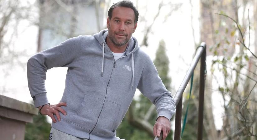 Leesett a rajongók álla: világsztárok társaságában látták Noszály Sándort