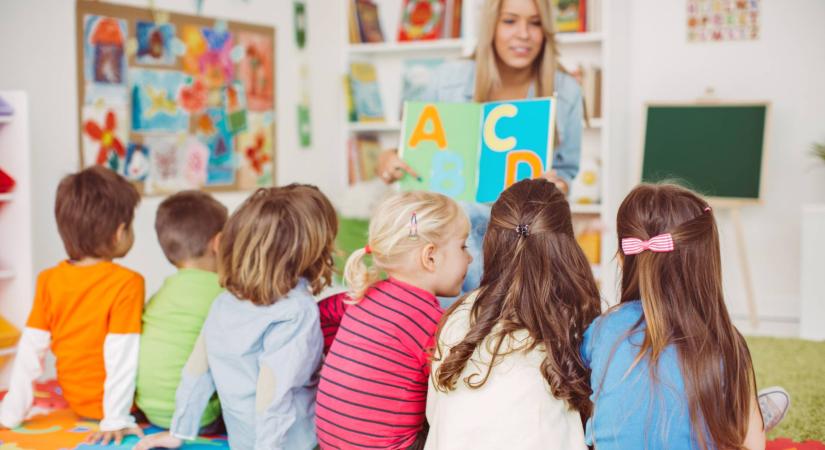 Válsághelyzet: egyre több gyerek nem iskolaéretten ül az iskolapadba