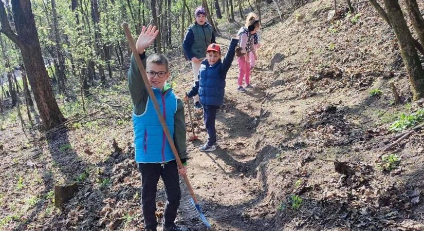 Ezek a lapátot ragadó ovis anyukák igazi példaképek, összefogással tettek csodát