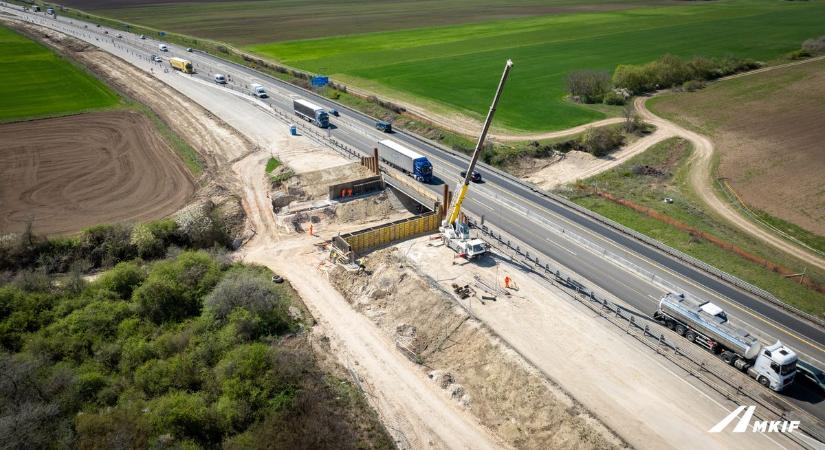 Nagy a munka az M1-en: így zajlik a híd szélesítése Bicske térségében