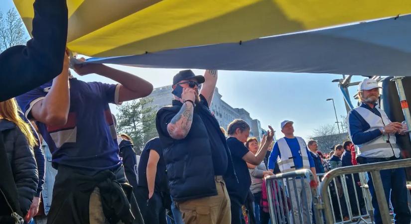 Tömegesen bocsátja el dolgozóit az ukrán zászlós akciót szervező Digitális Demokráciafejlesztési Ügynökség