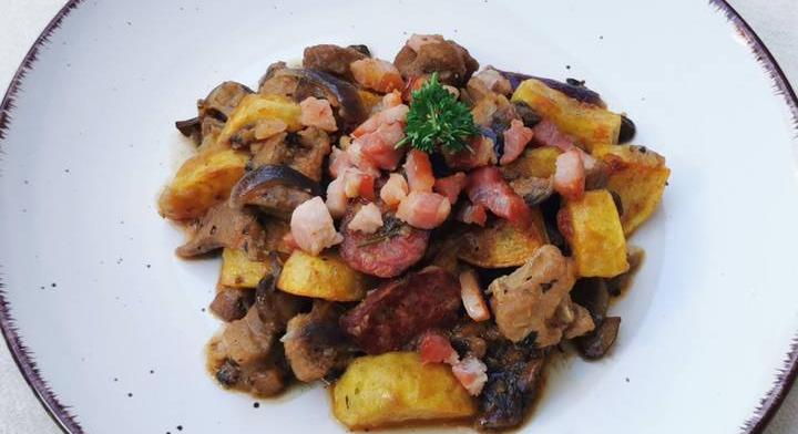 Kolbászos-szalonnás zsiványpecsenye: füstös, szaftos és brutál finom