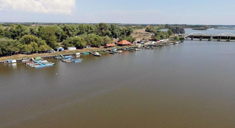 Megáll az ész: 300 ezer halat engednek a vízbe Poroszlónál