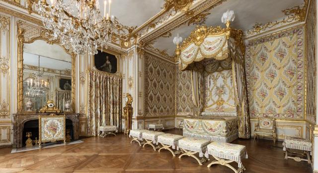 Eredeti pompájában állították helyre XVI. Lajos versailles-i hálószobáját