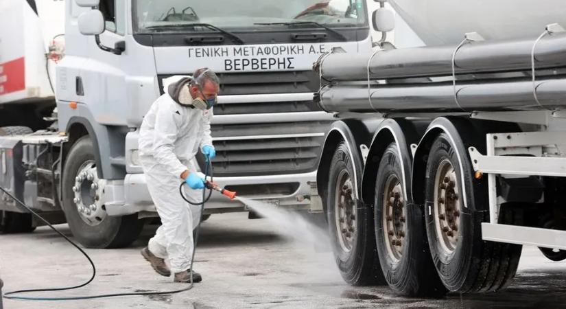 Gazdák blokád alá helyezték a görögországi Leszbosz kikötőjét a száj- és körömfájás járvány miatt