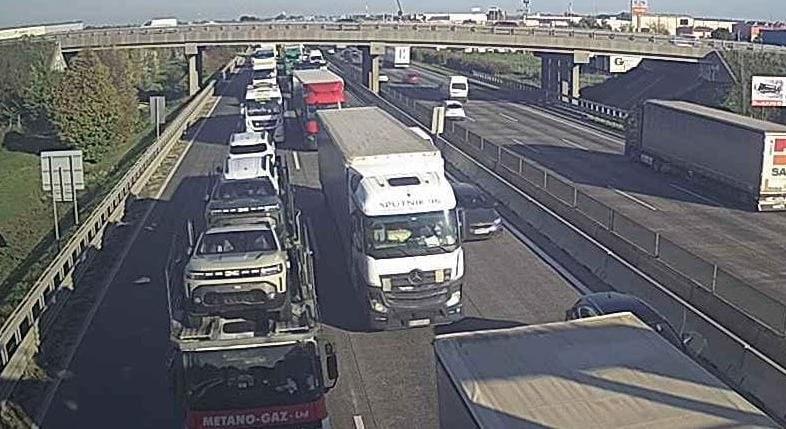 Kigyulladt egy kamion, nem lehet felhajtani az M0-sra az M31-ről