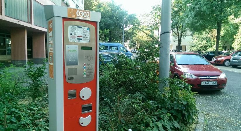 Búcsút inthetünk a fővárosi parkolóautomatáknak – drágább is lesz a parkolás