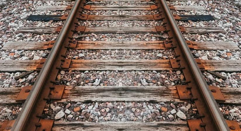 Vonatbaleset történt Magyarországon, autóval ütközött a szerelvény