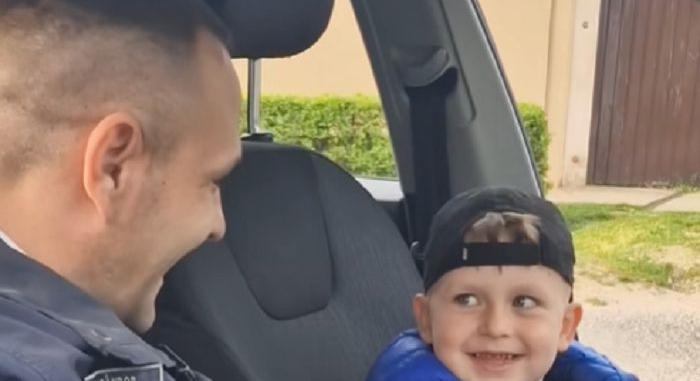 Rendőrök lepték meg a hajdúhadházi kisfiút