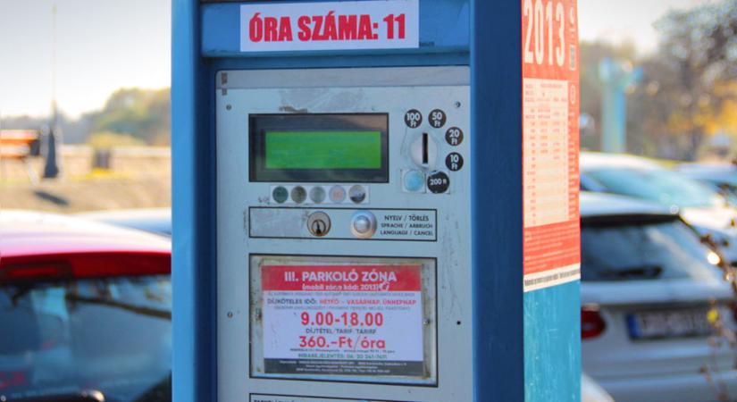 Július 1-től eltűnnek a parkolóautomaták Budapestről, a kerületek nem örülnek a döntésnek