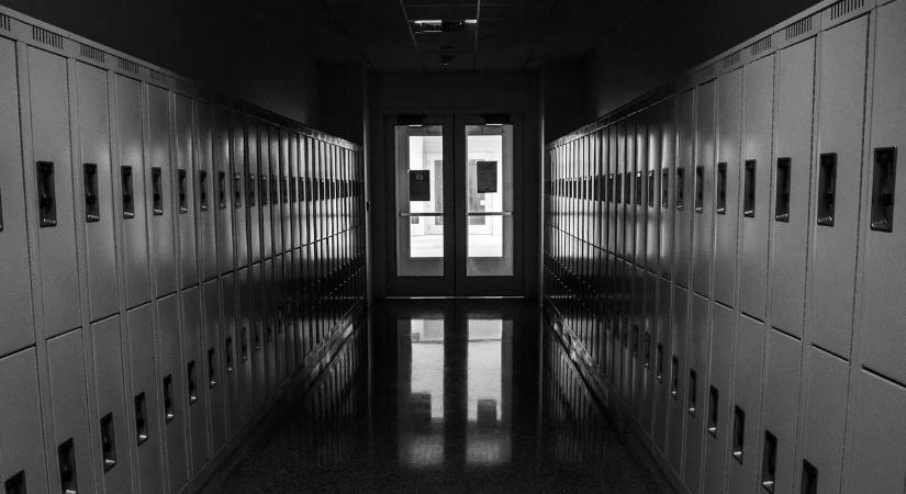 Fegyver dördült egy iskolában – diák lőtt osztálytársára Kárpátalján