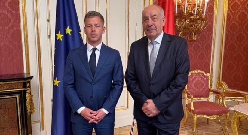 Alkotmánysértés és ízléstelenség a megválasztott miniszterelnök első munkanapján