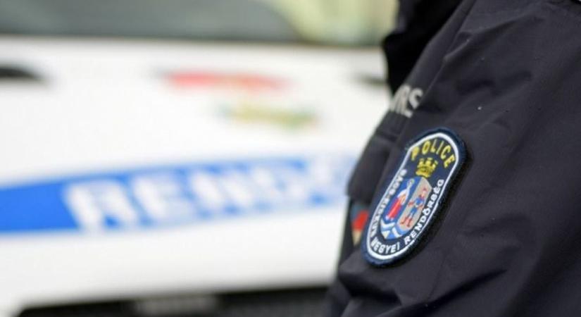 Mesterhármas: lopott bankkártyával próbált fizetni, menekülés közben egy autó is elütötte, és drog is lapult nála