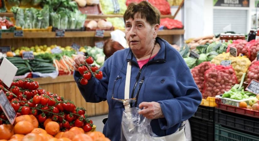 Télből a nyárba: már megjelent az újkrumpli és az eper a szombathelyi piacon