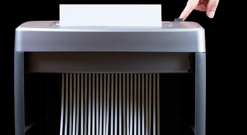 Állítsuk meg a menekülő maffiát! - üzeni Magyar Péter az iratmegsemmisítések kapcsán