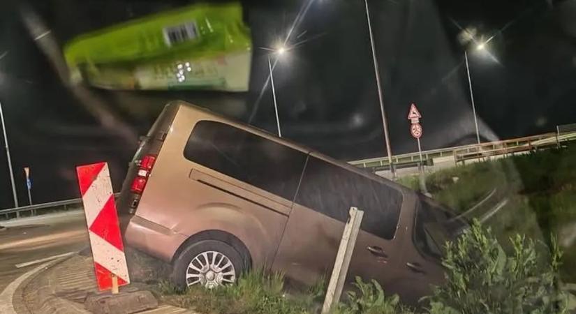 Árokba csúszott egy kisbusz a 37-esen