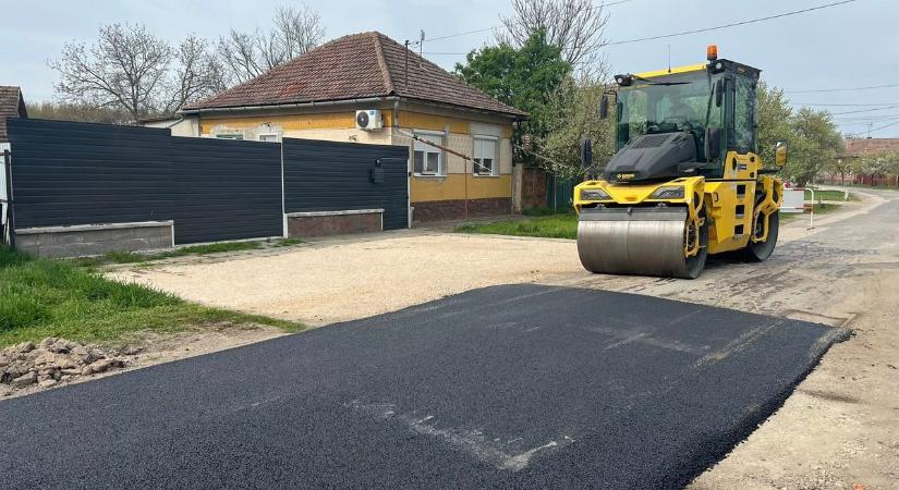 Beindult az útfelújítás ezen a vármegyei településen, több utca teljesen új burkolatot kap