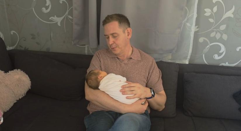 Cuki pillanatok: így énekli Molnár Gusztáv az altatódalt újszülött kislányának
