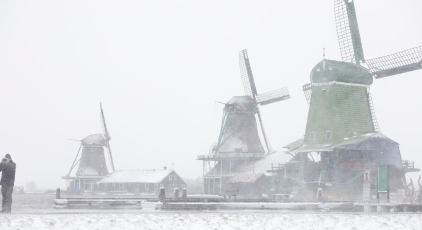 Káoszt okozott Hollandiában a hirtelen jött havazás