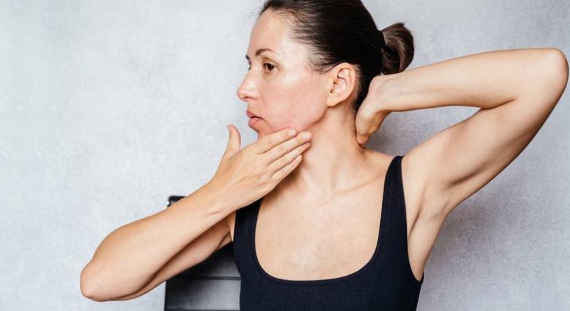 Ez az arcizom tartja feszesen az állkontúrt: műtét nélkül megemeli az arcot, ha így erősíted