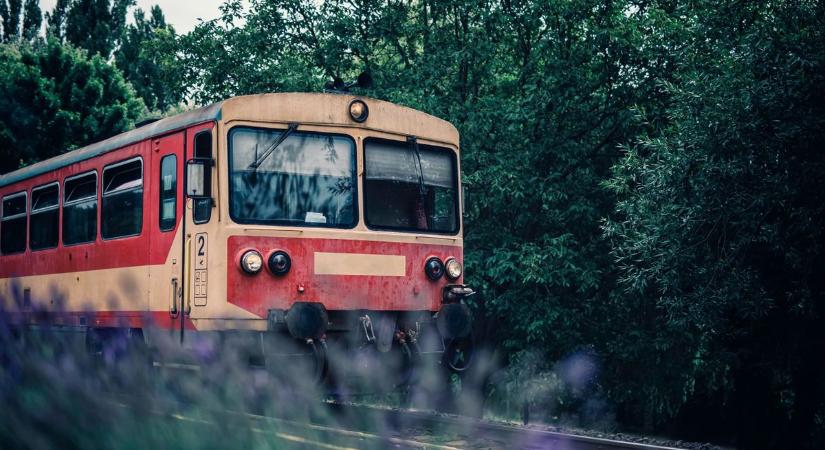 Vonat és autó ütközött Tiszaalpáron