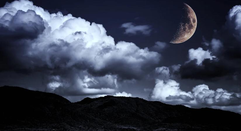 Kozmikus hármas: együtt tündököl a Hold, a Fiastyúk és a Vénusz