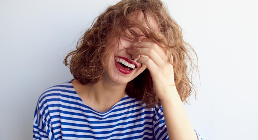 Egy Veszprémben kihelyezett közlekedési táblán nevet az internet