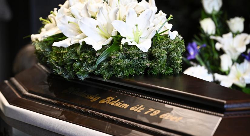 „Nádasdy Ádám nagyon boldog lett volna most, a választások után” – eltemették Nádasdy Ádámot