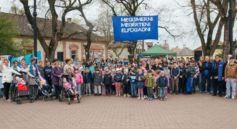 Kékbe öltözött a tér – megható összefogásnak voltak szemtanúi a füredi járókelők