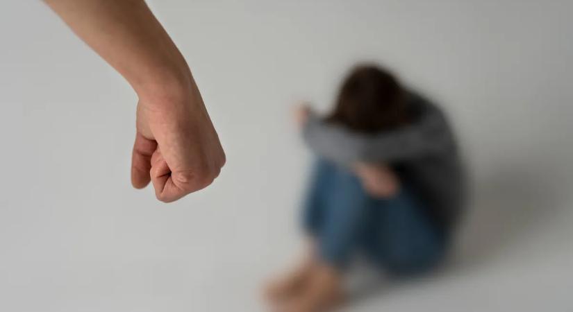 Családon belüli erőszak: rendszeresen összeverte feleségét egy várpalotai férfi
