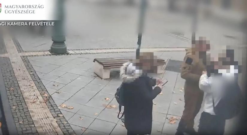 Eltörte a jegyellenőr csuklóját egy dühös utas Szegeden – videóval
